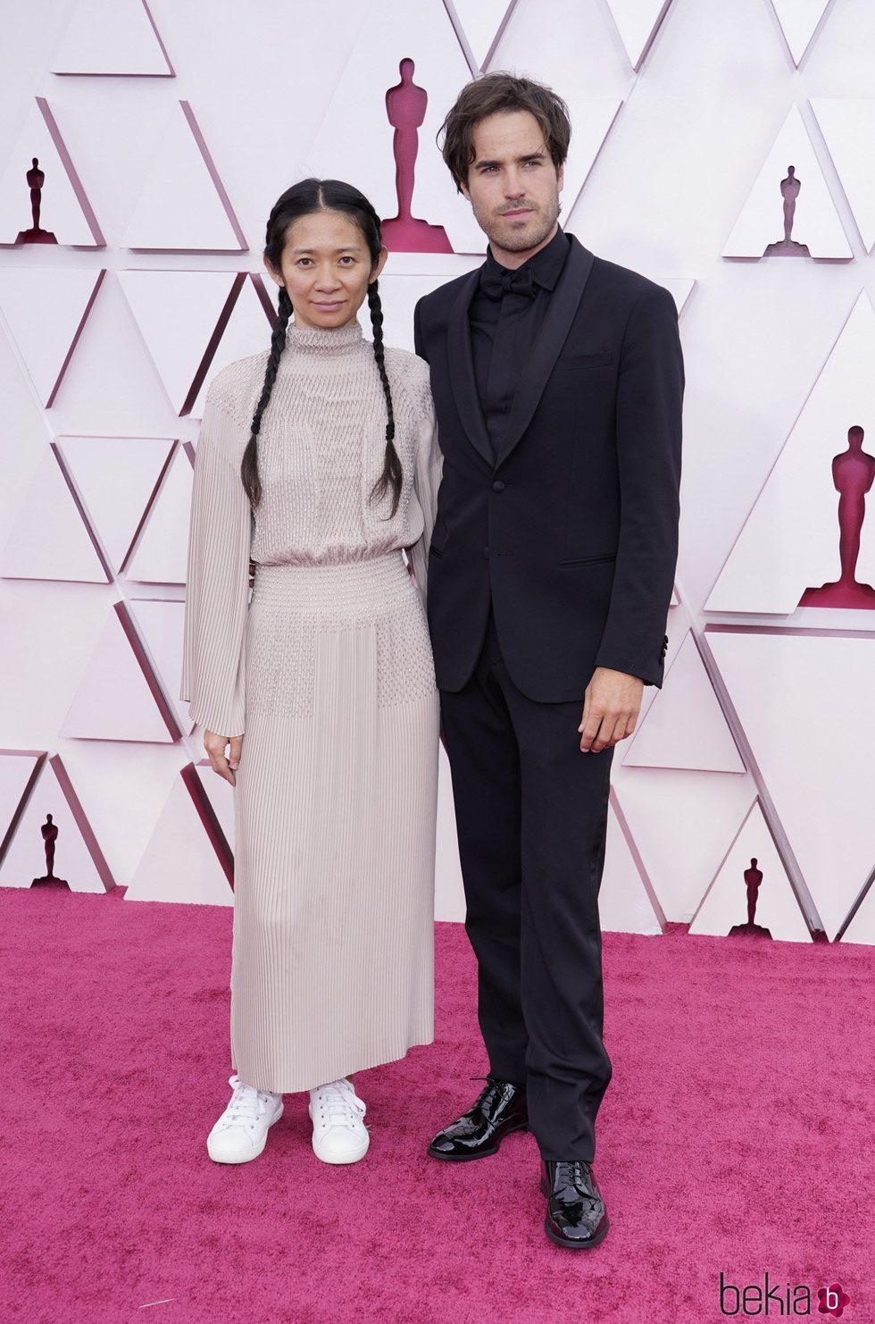 Chloe Zhao y Joshua James Richards en la alfombra roja de los Premios Oscar 2021