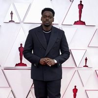 Daniel Kaluuya en la alfombra roja de los Premios Oscar 2021