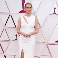 Jena Friedman en la alfombra roja de los Premios Oscar 2021