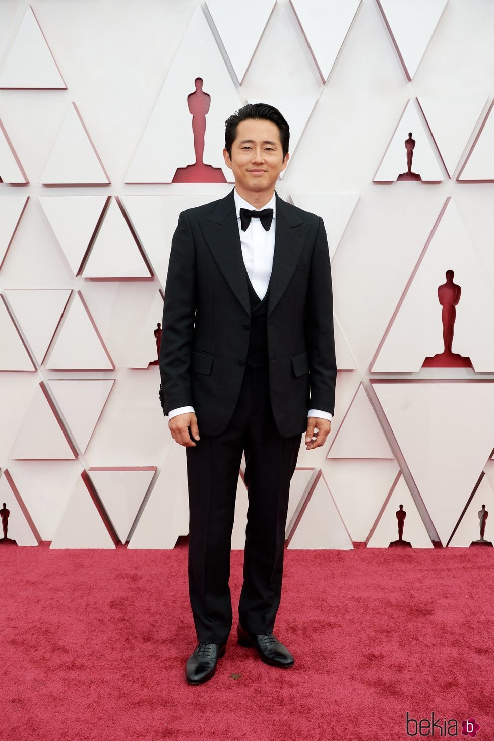 Steven Yeun en la alfombra roja de los Premios Oscar 2021
