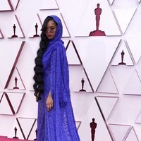 La cantante HER en la alfombra roja de los Premios Oscar 2021