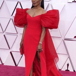 Angela Bassett en la alfombra roja de los Premios Oscar 2021