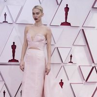 Vanessa Kirby en la alfombra roja de los Premios Oscar 2021