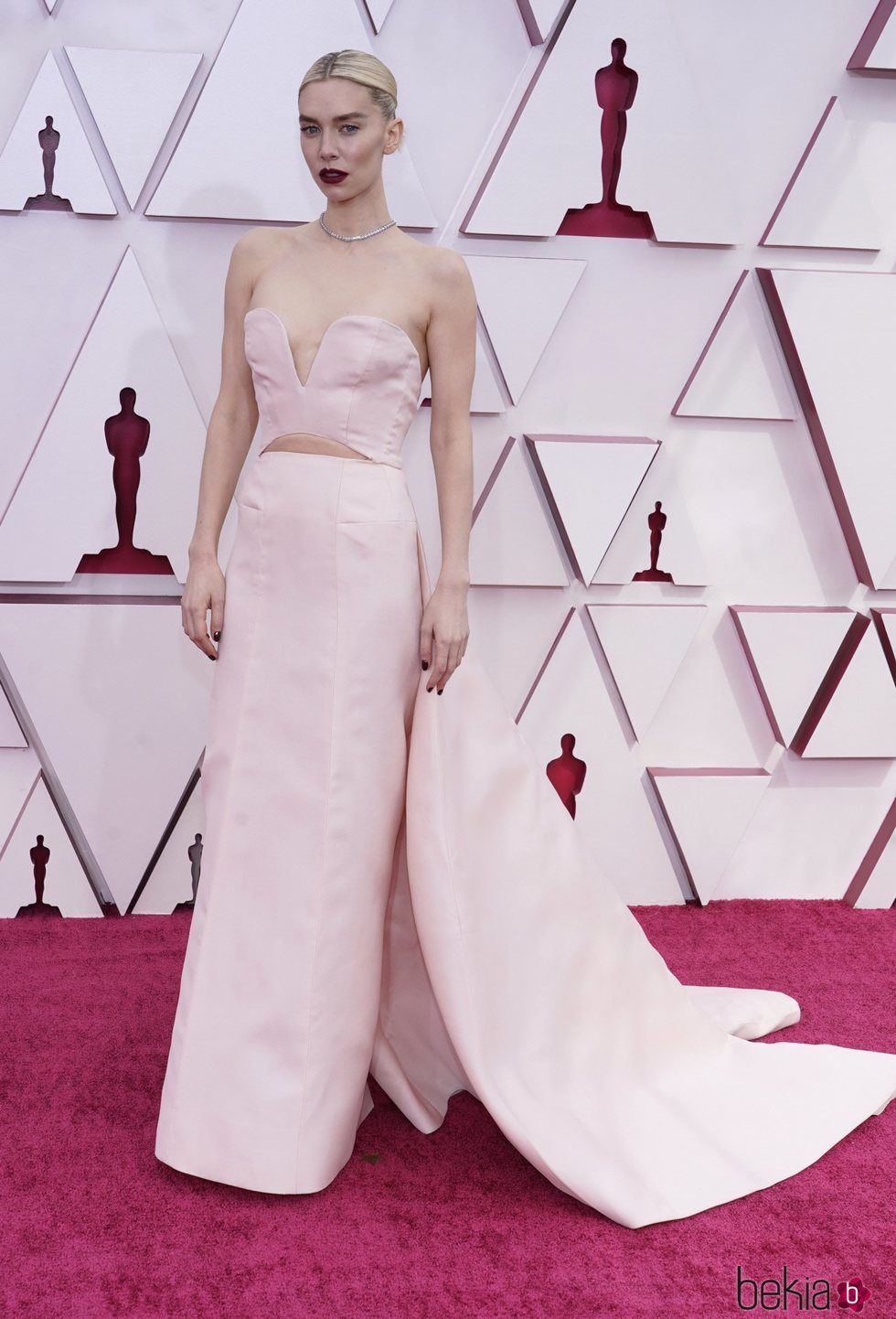 Vanessa Kirby en la alfombra roja de los Premios Oscar 2021