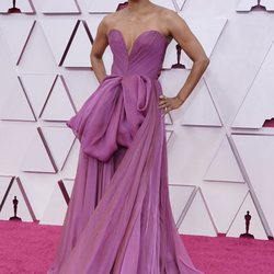 Halle Berry en la alfombra roja de los Premios Oscar 2021