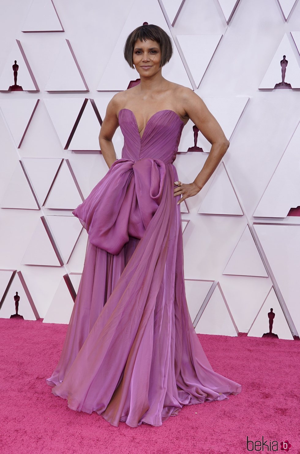 Halle Berry en la alfombra roja de los Premios Oscar 2021