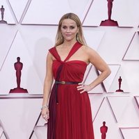 Reese Witherspoon en la alfombra roja de los Premios Oscar 2021
