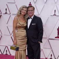 Paulina Porizkova y Aaron Sorkin en la alfombra roja de los Premios Oscar 2021