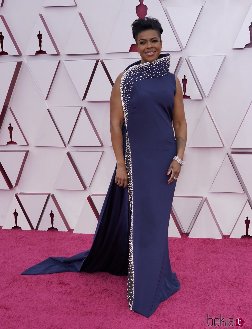 Mia Neal en la alfombra roja de los Premios Oscar 2021