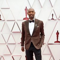 Charles D. King en la alfombra roja de los Premios Oscar 2021