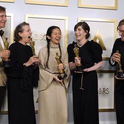 Peter Spears, Frances McDormand, Chloé Zhao, Mollye Asher y Dan Janvey con su Oscar 2021 por 'Nomaland'