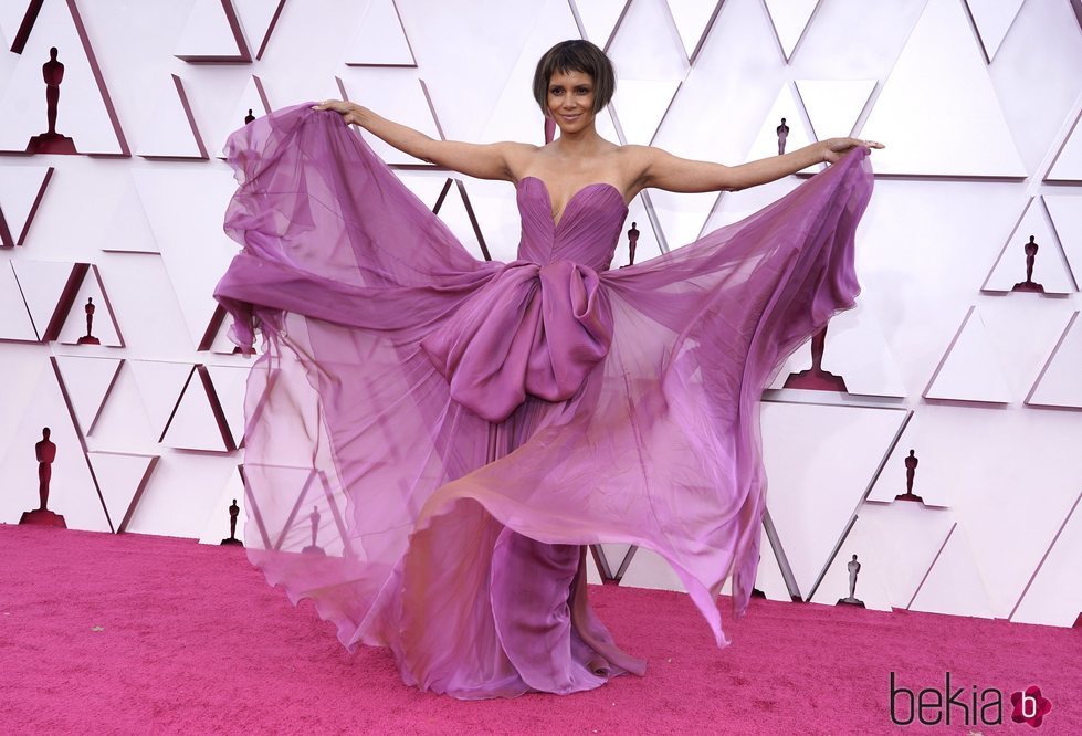 Halle Berry, espectacular en la alfombra roja de los Premios Oscar 2021