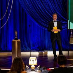 Brad Pitt entrega el Oscar 2021 a Mejor Actriz de Reparto