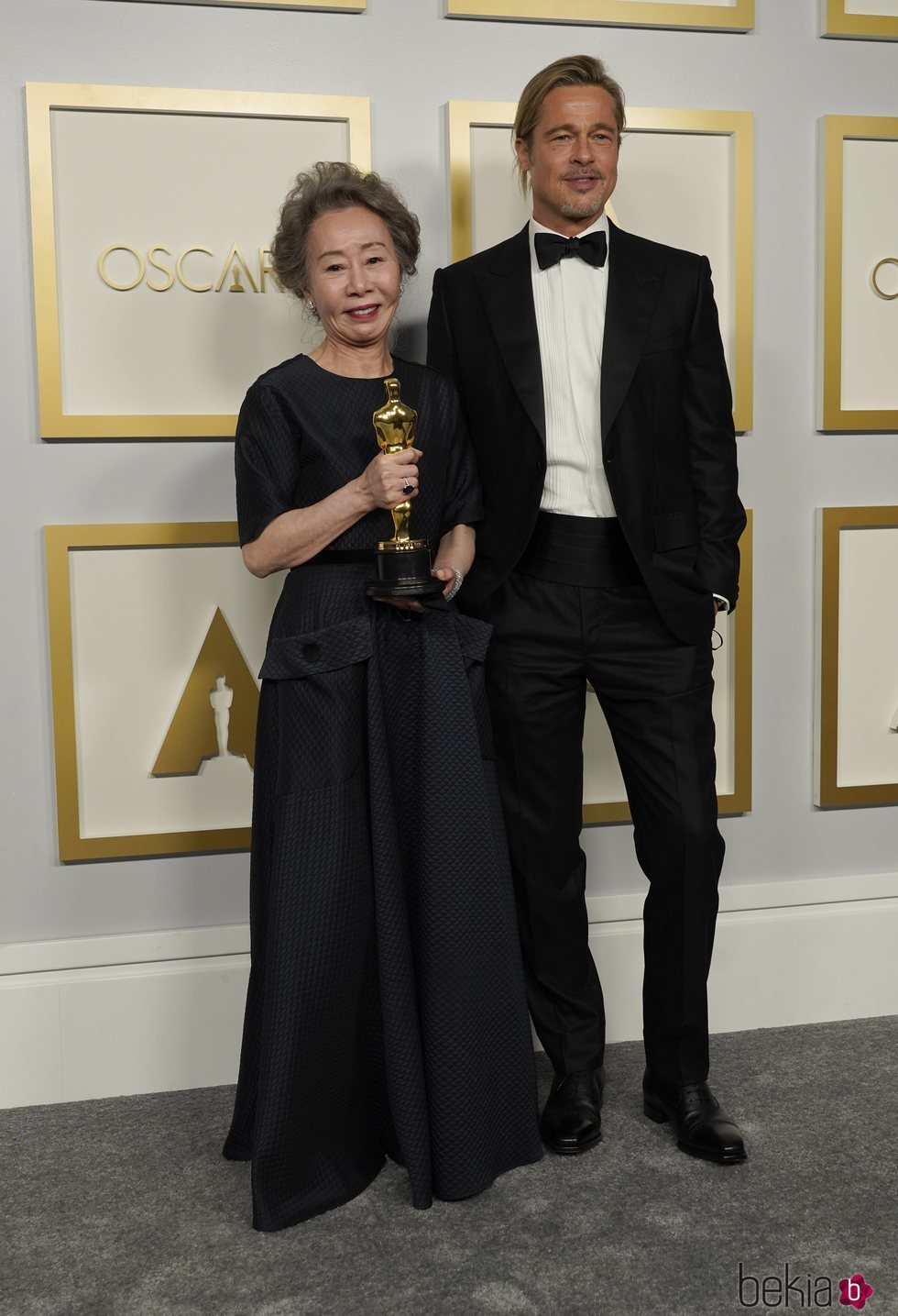 Brad Pitt y Youn Yuh-jung en los Oscars 2021