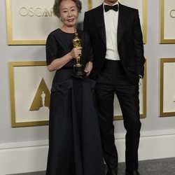 Brad Pitt y Youn Yuh-jung en los Oscars 2021