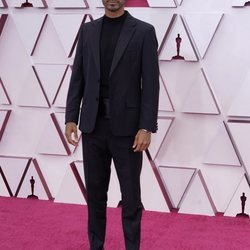 Riz Ahmed en la alfombra roja de los Premios Oscar 2021
