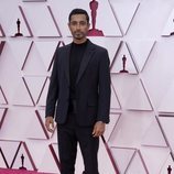 Riz Ahmed en la alfombra roja de los Premios Oscar 2021