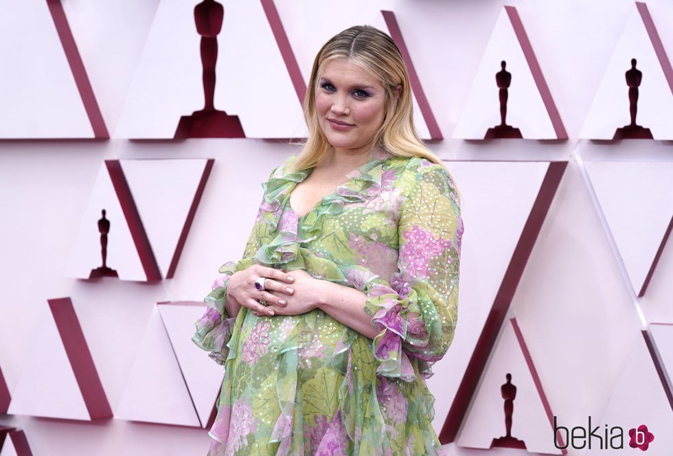 Emerald Fennell presume de embarazo en la alfombra roja de los Premios Oscar 2021