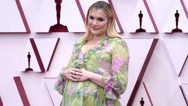 Emerald Fennell presume de embarazo en la alfombra roja de los Premios Oscar 2021