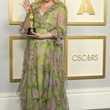 Emerald Fennell con su Oscar a Mejor Guion Original en los Oscars 2021