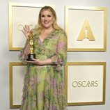 Emerald Fennell con su Oscar a Mejor Guion Original en los Oscars 2021