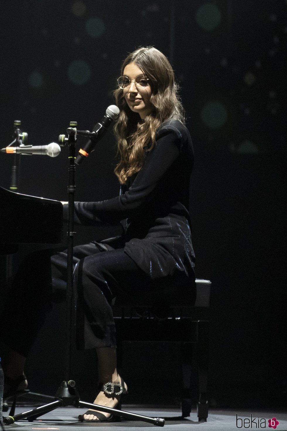 Ana Guerra, al piano en el concierto Únicas de Cadena Dial