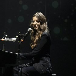 Ana Guerra, al piano en el concierto Únicas de Cadena Dial