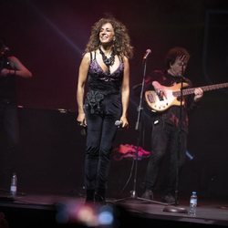 Rosario Flores en el concierto Únicas de Cadena Dial