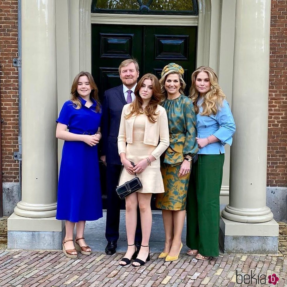 Guillermo Alejandro y Máxima de Holanda con sus hijas Amalia, Alexia y Ariane al comienzo de los actos del Día del Rey 2021
