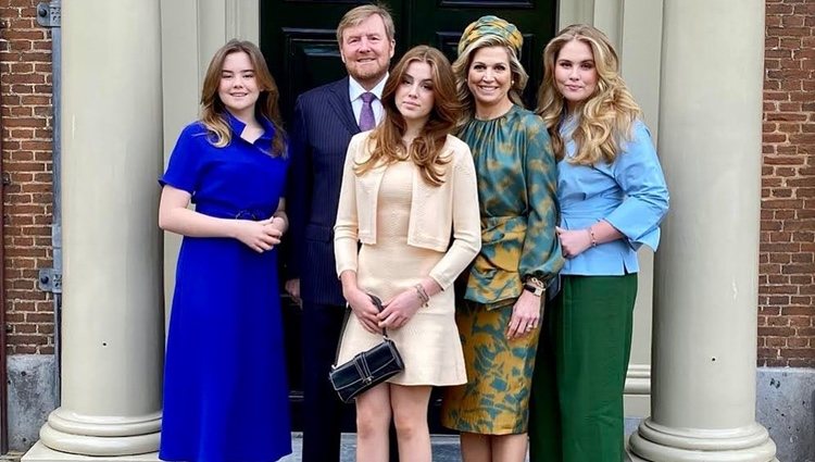 Guillermo Alejandro y Máxima de Holanda con sus hijas Amalia, Alexia y Ariane al comienzo de los actos del Día del Rey 2021