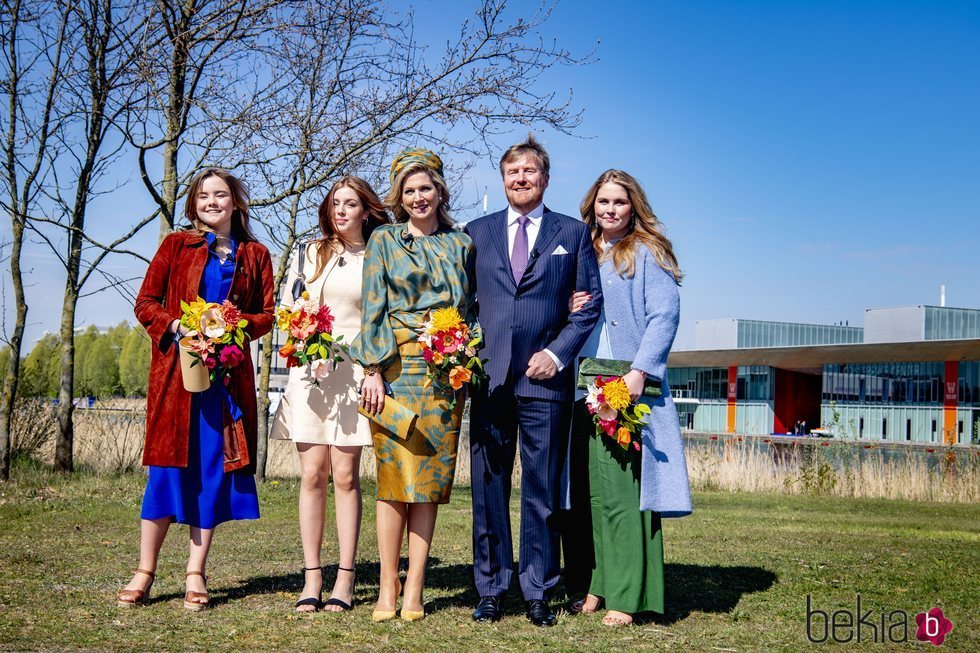 Guillermo Alejandro y Máxima de Holanda con sus hijas Amalia, Alexia y Ariane en el Día del Rey 2021