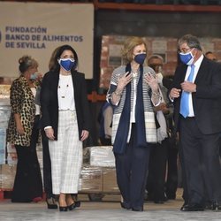 La Reina Sofía durante su visita al Banco de Alimentos de Sevilla