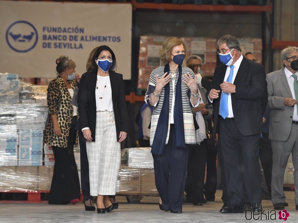 La Reina Sofía durante su visita al Banco de Alimentos de Sevilla