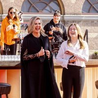Máxima de Holanda y Ariane de Holanda riéndose en el concierto del Día del Rey 2021