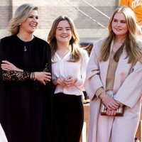 Máxima de Holanda con sus hijas Amalia, Alexia y Ariane de Holanda en el concierto del Día del Rey 2021