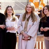 Máxima de Holanda con sus hijas Amalia, Alexia y Ariane de Holanda en el concierto del Día del Rey 2021