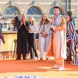 Máxima de Holanda, Amalia de Holanda y Ariane de Holanda con Duncan Laurence en el concierto del Día del Rey 2021