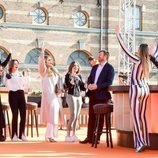 Máxima de Holanda y sus hijas Amalia, Alexia y Ariane de Holanda aclaman a Guillermo Alejandro de Holanda en el concierto del Día del Rey 2021
