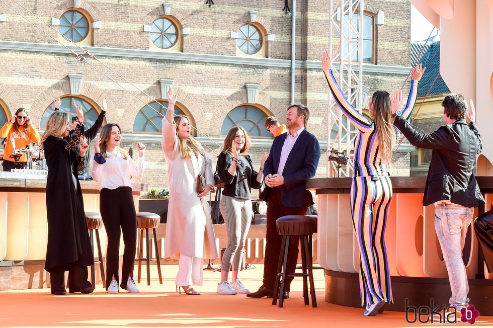 Amalia de Holanda y Alexia de Holanda en el concierto del Día del Rey 2021  - La Familia Real Holandesa celebra el Día del Rey 2021 - Foto en Bekia  Actualidad