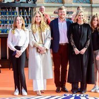 Guillermo Alejandro y Máxima de Holanda con sus hijas Amalia, Alexia y Ariane de Holanda en el concierto del Día del Rey 2021