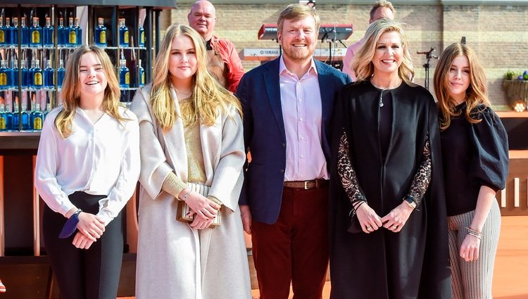 Guillermo Alejandro y Máxima de Holanda con sus hijas Amalia, Alexia y Ariane de Holanda en el concierto del Día del Rey 2021