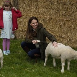 Kate Middleton con una oveja en su visita a una granja en Durhan