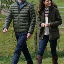 El Príncipe Guillermo y Kate Middleton en una granja en Durham que visitaron antes de su décimo aniversario de boda