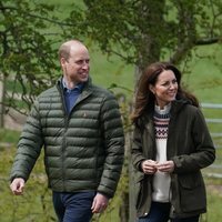 El Príncipe Guillermo y Kate Middleton en una granja en Durham que visitaron antes de su décimo aniversario de boda