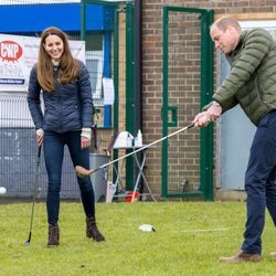 El Príncipe Guillermo y Kate Middleton jugando al golf en Durham