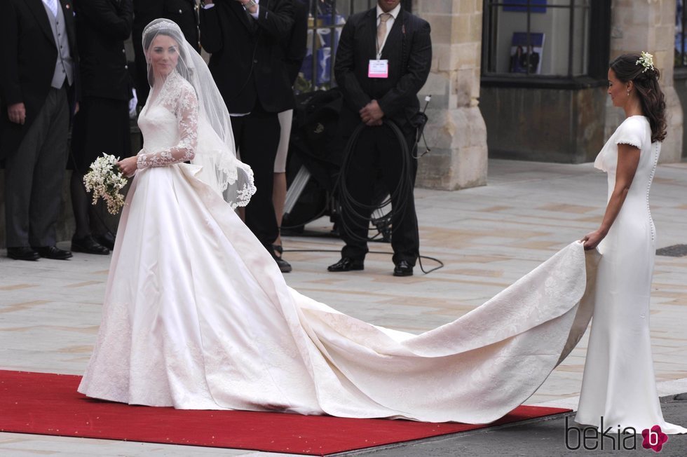 Kate Middleton vestida de novia a su llegada a su boda con el Príncipe Guillermo
