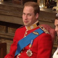 El Príncipe Guillermo mira con cariño a Kate Middleton en un momento de su boda