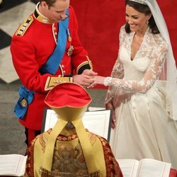 El Príncipe Guillermo y Kate Middleton en un momento de su boda