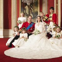 El Príncipe Guillermo y Kate Middleton con los pajes y damas de su boda