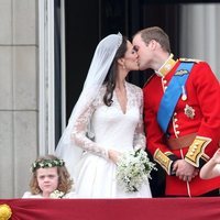 El Príncipe Guillermo y Kate Middleton se dan un beso en su boda